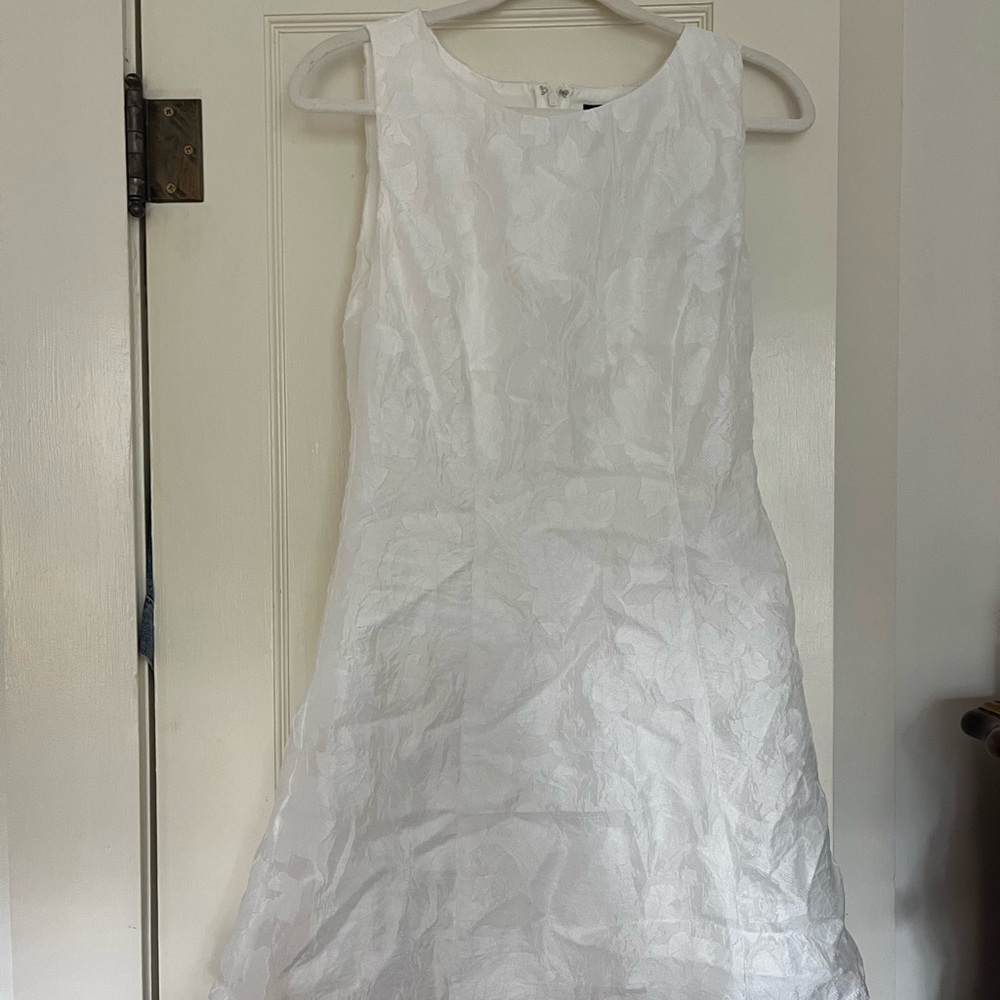 Elegant White Sleeveless Dress
